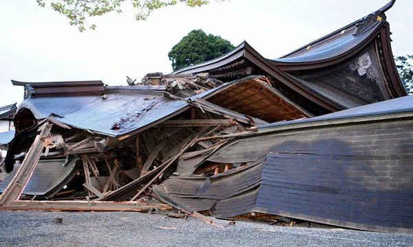 Đền Aso, một trong những di sản văn hóa của Nhật Bản trong làng Minami Aso thuộc tỉnh Kumamoto bị hư hại nặng