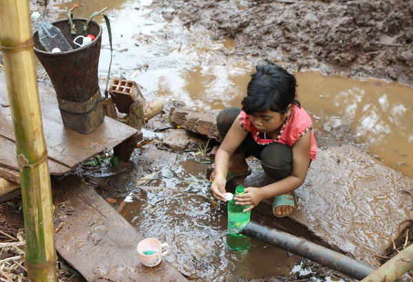Trẻ em đồng bào DTTS tại huyện Krông Búk (Đắk Lắk) phải ra suối “mót” nước