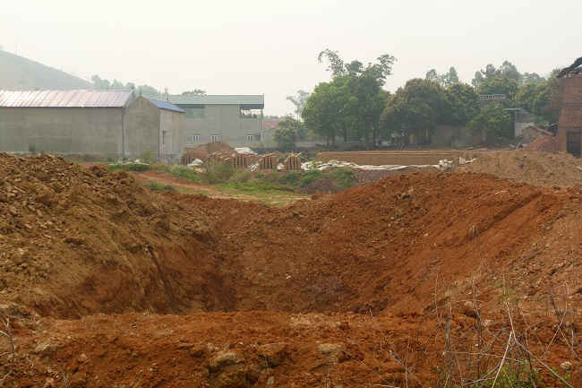 Để lấy đất làm gạch, nhiều hộ đã khoét sâu xuống đất hàng chục m, gây nguy cơ sạt lở cao.