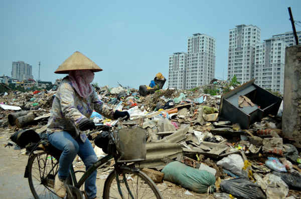 Nhiều chỗ rác còn đổ tràn xuống lòng đường khiến việc đi lại của người dân gặp khó khăn