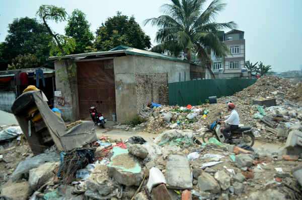 Bãi rác này ngay sát khu dân cư mà mấy năm nay chưa được xử lý