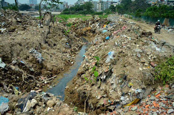 Rãnh nước cũng bị rác thải sinh hoạt, rác thải xây dựng chăn dòng chảy