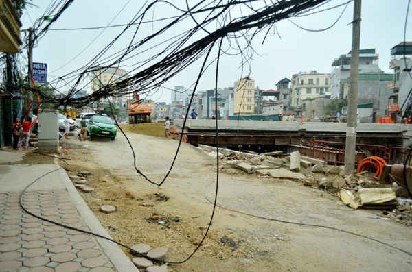 người dân sống ở KĐT Định Công (Hoàng Mai, Hà Nội) phản ánh tình trạng cột điện nằm giữa đường, dây điện loằng ngằng là nỗi ám ảnh nơi đây