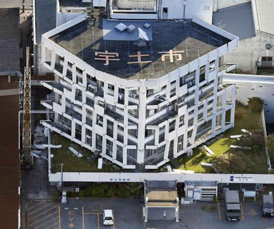 Tòa nhà chính phủ thành phố Uto, tỉnh Kumamoto, miền nam Nhật Bản bị phá hủy sau trận động đất ngày 16/4/2016. Ảnh: REUTERS / Kyodo