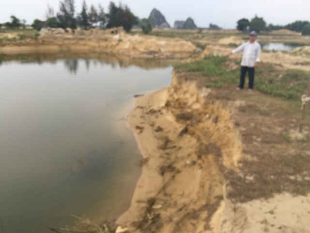 Đơn vị thi công Dự án KĐT Sinh thái làng quê sông nước Hòa Quý đã hút cát phục vụ san lấp tạo nên vực thẳm, gây sạt lở nghiêm trọng
