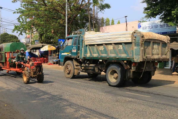 Xe chở cát ướt sũng nghênh ngang trên Tỉnh lộ 2