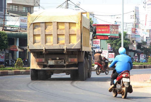 Xe tải chở cát ướt chất cao vút, lao từ hướng Tỉnh lộ 2 ra QL14 để tiêu thụ