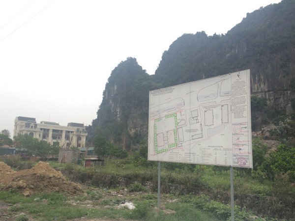 Mặc dù thửa đất còn chưa được bàn giao giải phóng mặt bằng nhưng UBND TP Cẩm Phả vẫn cắm biển quảng bá cho một dự án khác.