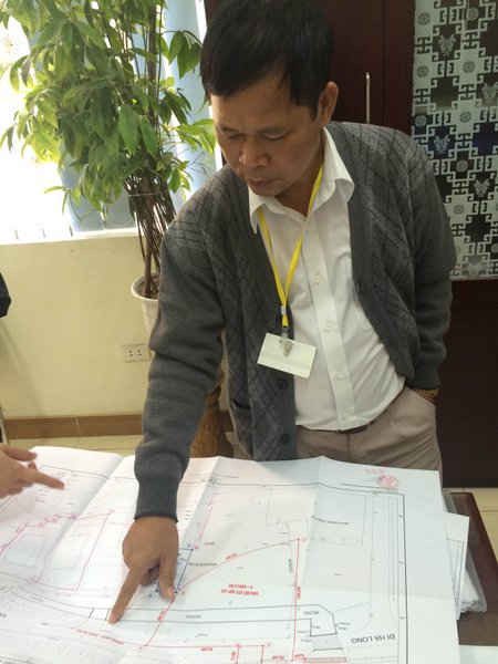  Ông Hoàng Văn Bốn – TP TNMT TP Cẩm Phả đang giải thích vì sao lại cấp 475m2 đất giao cho Công ty Thanh Lâm lại nằm lọt thỏm vào giữa thửa đất 7500m2 của ông Mích
