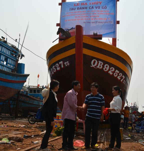 Đại diện Ngân hàng ARIBANK Quảng Bình và Nhà máy đóng tàu Bắc Mỹ An tiến hành bàn giao tàu cá QB 92527TS cho gia đình ông Hồ Minh Sơn