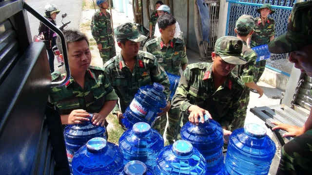  Bộ đội cấp phát nước uống cho các hộ dân