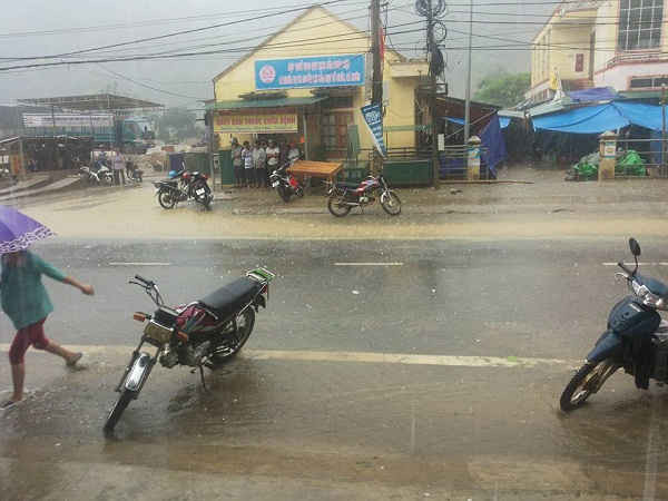 Mặt đường thị trấn Mường Xén dày đặc đá trong trận mưa