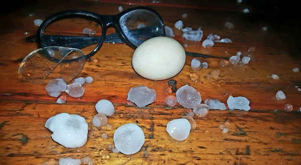 Những hạt mưa đá to bằng quả trứng gà xuất hiện tại Sa Pa đêm hôm qua (21/4) do người  dân ghi lại được cung cấp.