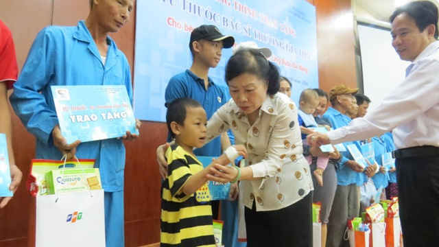 Bà Nguyễn Thị Vân Lan- Phó Chủ tịch Hội bảo trợ phụ nữ và trẻ em nghèo bất hạnh TP. Đà Nẵng trao quà cho các bệnh nhân