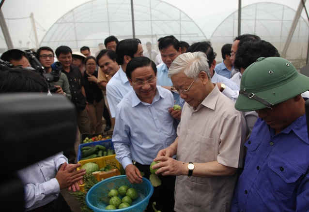 Tổng Bí thư Nguyễn Phú Trọng tìm hiểu về việc phát triển kinh tế, xây dựng nông thôn mới tại xã Thạch Văn.