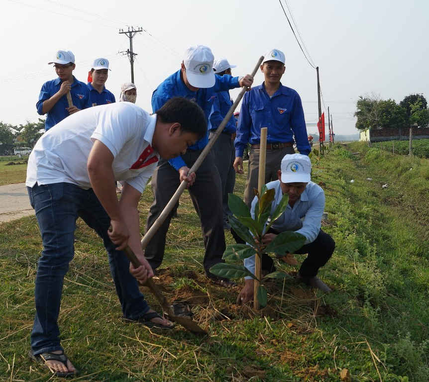 Các đoàn viên, thanh niên tham gia trồng cây xanh tại xã Bình Thới, huyện Bình Sơn, Quảng Ngãi