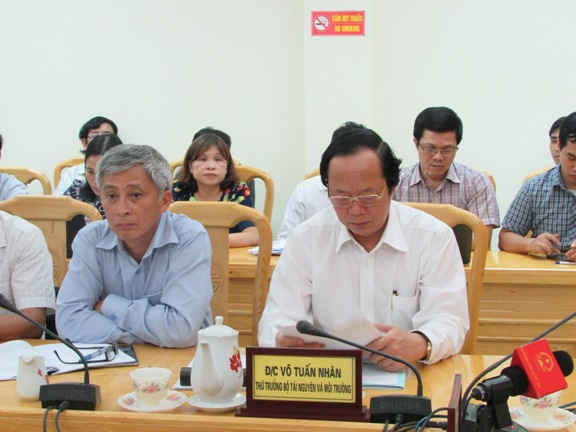 Thứ trưởng Bộ TN&MT Võ Tuấn Nhân (bên phải) tham dự buổi giao ban