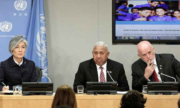 Ông Josaia Voreqe Bainimarama (ở giữa), Thủ tướng Cộng hòa Fiji tại trụ sở LHQ ở New York. Ảnh: Evan Schneider/UN Photo