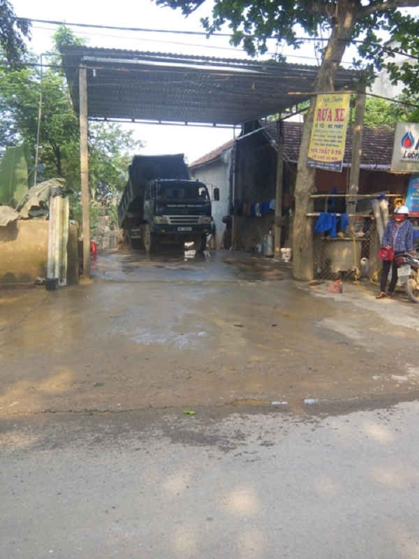Xe chở đất bán cho một hộ gia đình ở thị trấn Kim Tân.