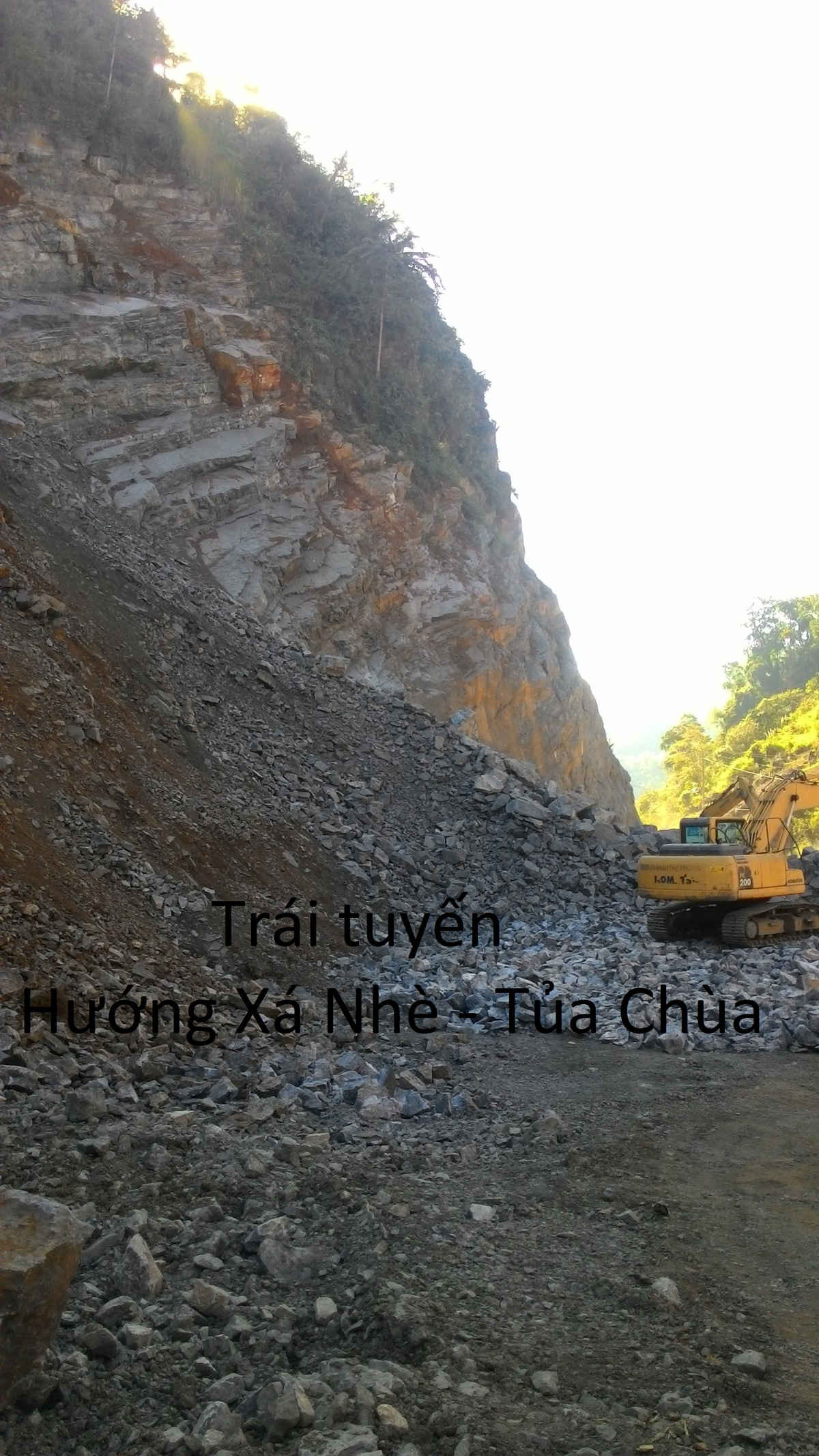 Mỏ đá khai thác trái phép của bà Bùi Thị Tấm, tại km9, đường liên xã Mường Báng - Xá Nhè, huyện Tủa Chùa