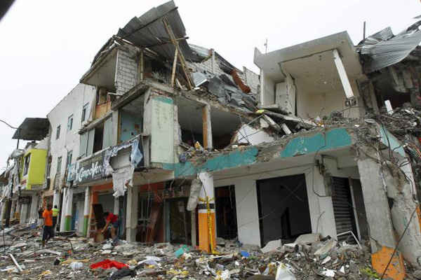 Một toà nhà bị sập ở Pedernales sau khi trận động đất xảy ra ngoài khơi bờ biển Ecuador vào ngày 22/4/2016. Ảnh: REUTERS/GUILLERMO GRANJA