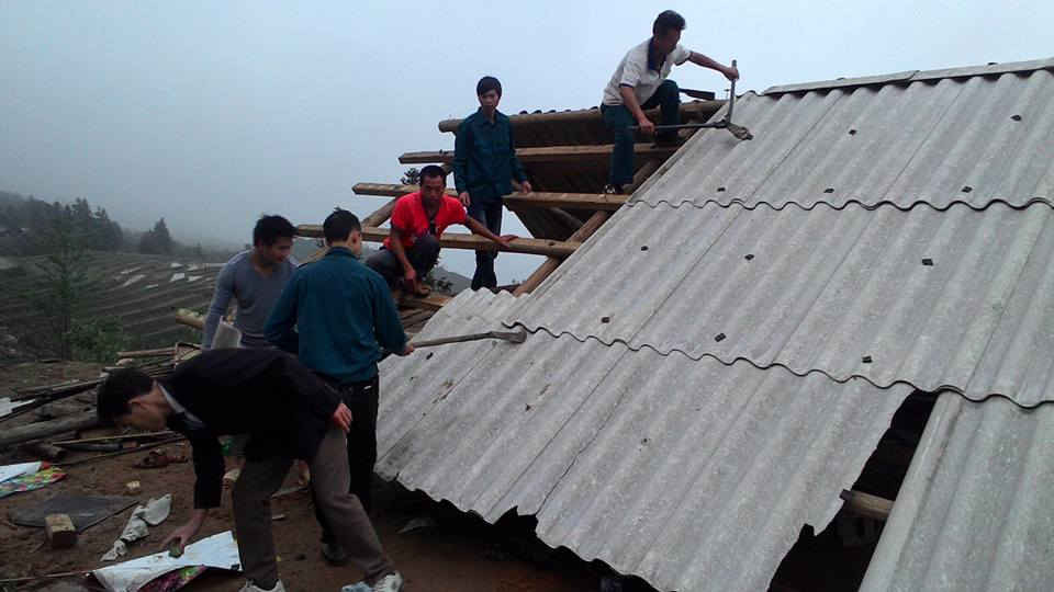 Các lực lượng cứu hộ huyện Bắc Hà khôi phục lại ngôi nhà dân ở xã Nậm Mòn, huyện Bắc Hà ( tỉnh Lào Cai) bị mưa giông làm sập nhà và hỏng mái  đêm ngày 23/4 rạng sáng ngày 24/4. Ảnh: Trường Xuân