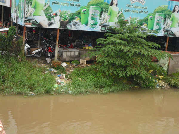 Kênh Ngã Sáu (thị trấn Ngã Sáu, huyện Châu Thành) nằm cặp với chợ Ngã Sáu, nên hàng ngày có rất nhiều loại rác được đổ xuống kênh. 