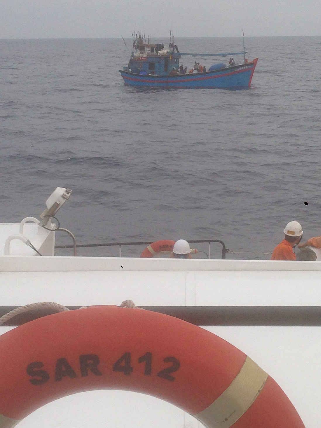 Tàu SAR 412 tiếp cận tàu cá bị nạn