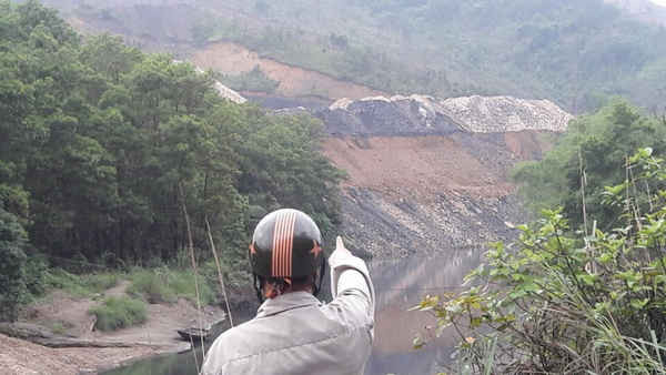 Người dân tố cáo dự án đang đổ thải xuống ven dòng sông Diễn Vọng