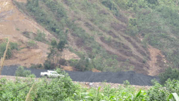 Đống đất đen nghi là than ở trong khu vực dự án