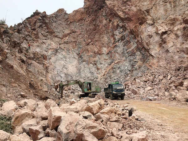 Khu vực khai thác đá trái phép tại núi Tra