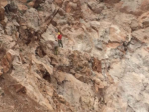 Trên những vách núi công nhân đang khoan đá treo lơ lửng 