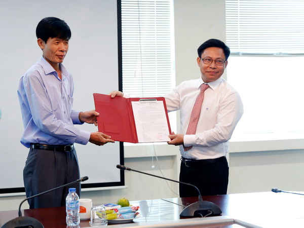 Thứ trưởng Bộ TN&MT Chu Phạm Ngọc Hiển (bên trái) trao Quyết định bổ nhiệm cho ông Lê Văn Hữu - tân Phó Vụ trưởng Vụ Kế hoạch 