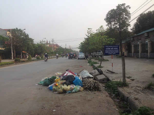 Rác thải được đổ ngay đường Lệ Ninh dù UBND phường Quán Bàu có biển cấm