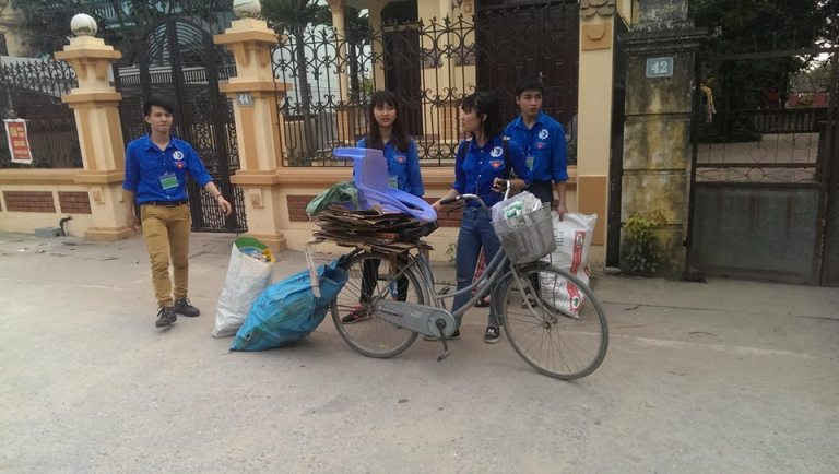 Các tình nguyện viên của tổ chức Hành trình xanh Nông nghiệp và Hành trình xanh Hà Nội đang tích cực thu gom phế liệu, ve chai trên địa bàn Hà Nội để gây quỹ ủng hộ người dân Đào Xá