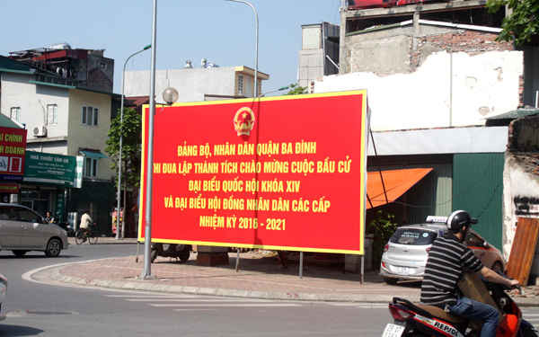 Áp phích tuyên truyền về ngày bầu cử nằm trên đường Kim Mã - Nguyễn Thái Học