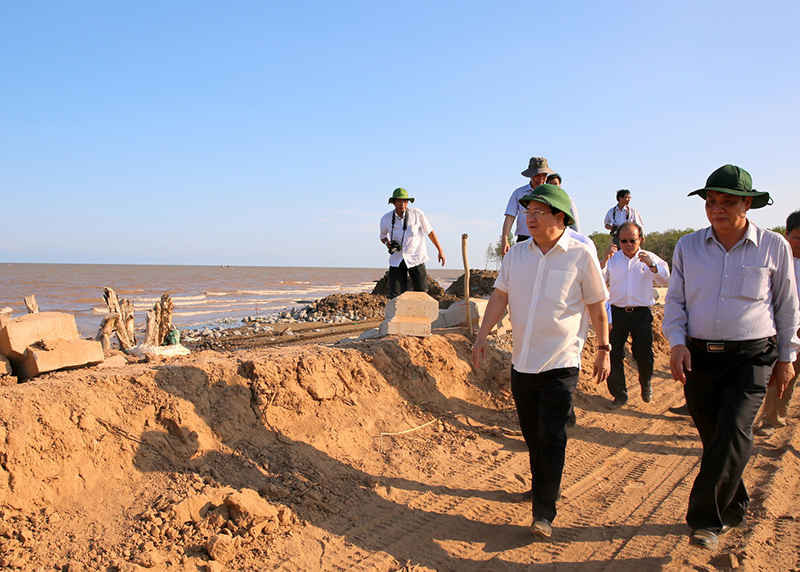 Phó Thủ tướng Trịnh Đình Dũng yêu cầu chính quyền tỉnh Bạc Liêu phải bằng mọi cách bảo đảm nước ngọt cho người dân sinh hoạt. 