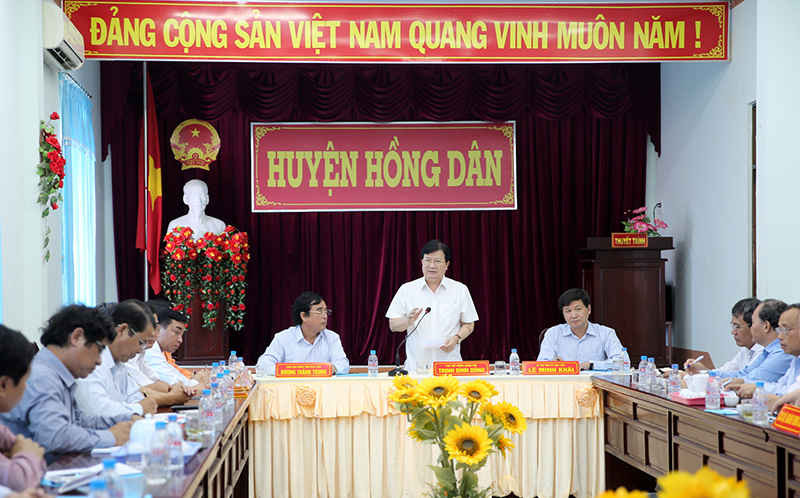Phó Thủ tướng Trịnh Đình Dũng làm việc với lãnh đạo địa phương. 