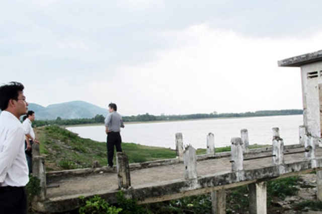 Nguồn nước hồ Đá Đen đang bị ô nhiễm do nguồn xả thải của các doanh nghiệp