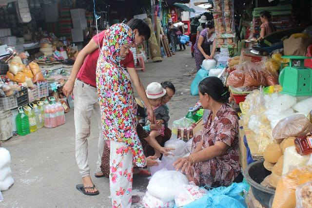 Người dân thành phố Huế đổ xô đi mua muối dự trữ khi có thông tin nước biển bị nhiễm độc