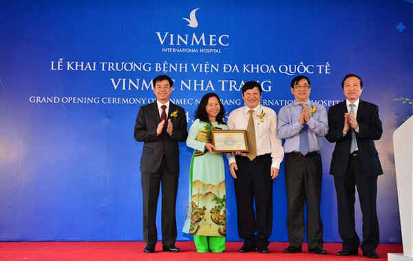 Thứ trưởng Bộ Y tế Nguyễn Việt Tiến trao quyết định thành lập Bệnh viện Đa khoa Quốc tế Vinmec Nha Trang
