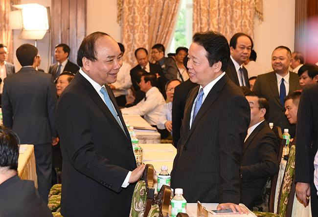 Thủ tướng Chính phủ Nguyễn Xuân Phúc trao đổi với Bộ trưởng Bộ TN&MT Trần Hồng Hà trước giờ khai mạc Hội nghị - Ảnh: Chinhphu.vn 