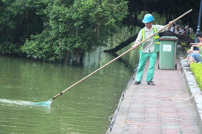 Công nhân VSMT vớt rác trên hồ Hoàn Kiếm