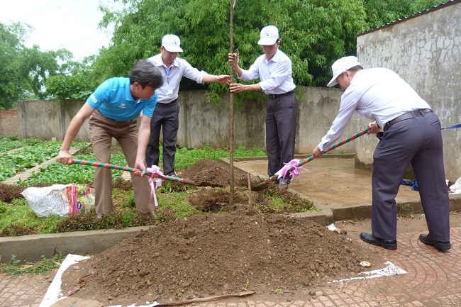 Cán bộ, nhân dân Sơn La cùng tham gia trồng cây xanh, hưởng ứng Tuần lễ Quốc gia Nước sạch và VSMT Nông thôn 2016.