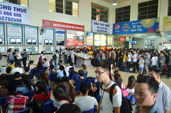 Khu vực bên trong nhà chờ rất đông người chờ để mua vé đi các tuyến liên tỉnh