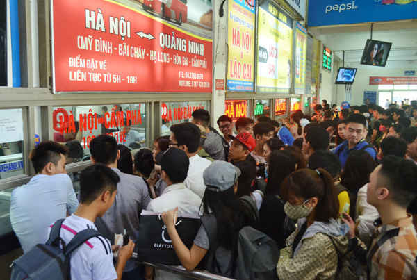 Tuyến Hà Nội - Quảng Ninh người dân phải xếp hàng dài đợi mua vé