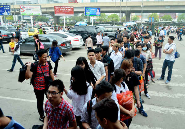 Tuyến Hà Nội - Quảng Ninh xếp hàng dài ra tận của bến xe để chờ mua vé
