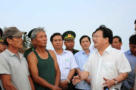 Phó Thủ tướng Trịnh Đình Dũng thăm hỏi, động viên ngư dân tại cảng cá Cửa Tùng, huyện Vĩnh Linh, tỉnh Quảng Trị.