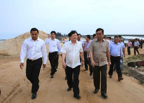Phó Thủ tướng Trịnh Đình Dũng cùng đoàn công tác và lãnh đạo tỉnh Quảng Trị kiểm tra tình hình thiệt hại của ngư dân tại cảng cá Cửa Tùng, huyện Vĩnh Linh, tỉnh Quảng Trị.