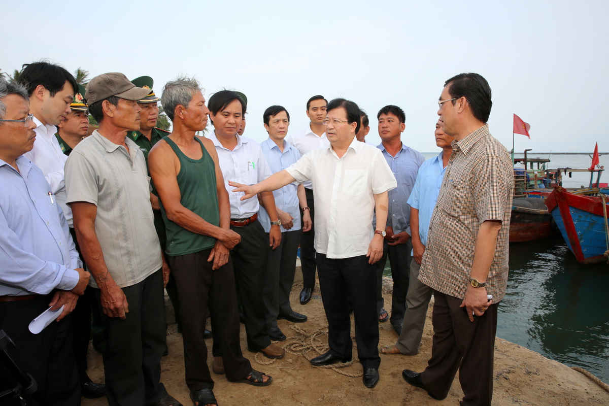 Phó Thủ tướng Trịnh Đình Dũng thăm hỏi, động viên ngư dân tỉnh Quảng Trị